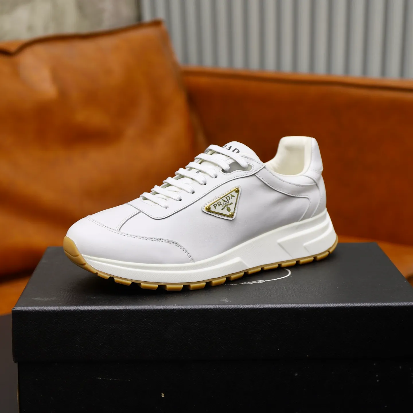 Factory price: 740💰Top original order Brand: PRADA (Prada) Standard code: Men's size 38/44 (45 can be customized) Grade: Same as the official website Material: Original cowhide stitching imported cowhide lining Original combination two-color wear-resistant soft outsole Style category: Leisure and sports version Young fashion European and American trend British style Color: Real picture color